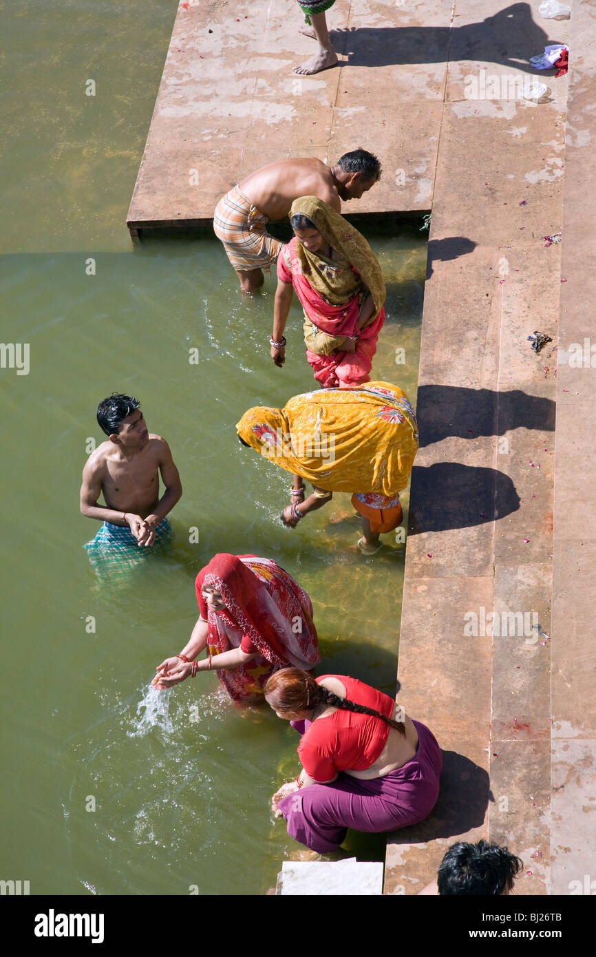 Pèlerins hindous se baigner dans le lac Pushkar. Le Rajasthan. L'Inde Banque D'Images