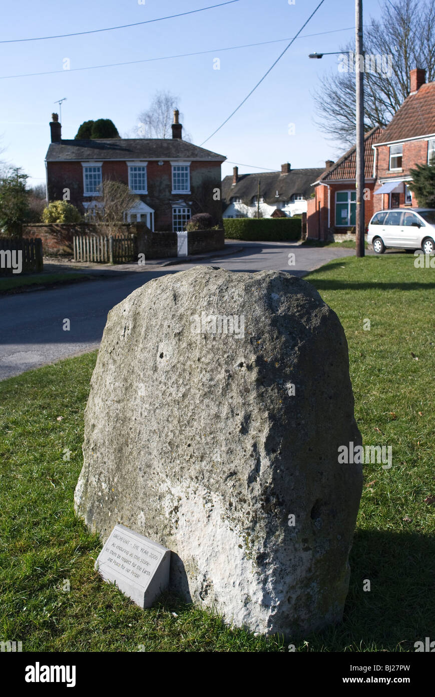 Les objectifs du Millénaire (2000) En Pierre Annonce dans le village anglais de Urchfont dans le Wiltshire UK Banque D'Images