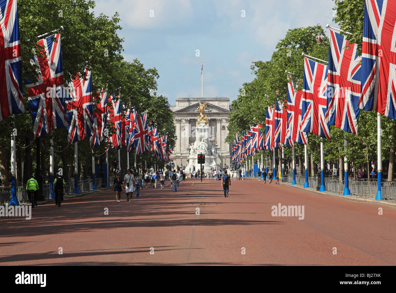 London, The Mall, bordée de drapeaux Union Jack, Buckingham Palace à l'arrière-plan Banque D'Images