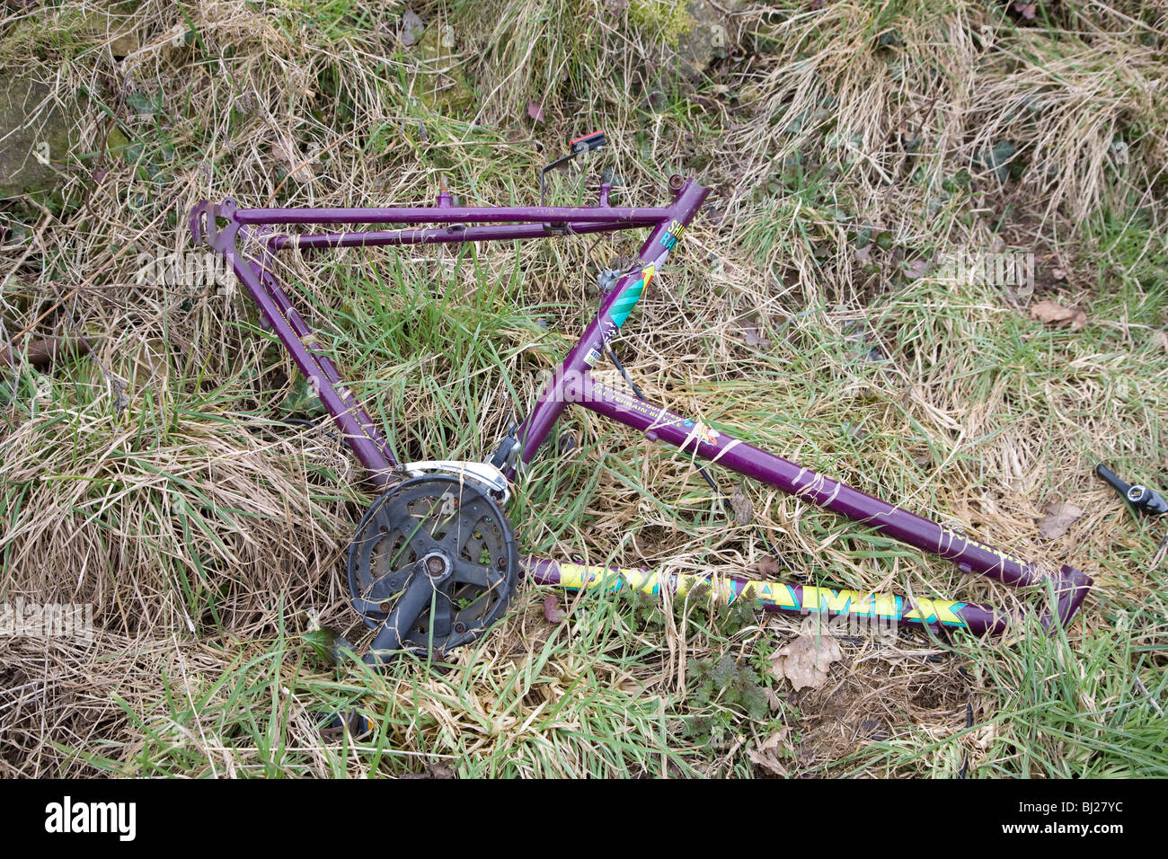 Fly-tipped cadre du vélo dans le Northamptonshire, en Angleterre sur le terrain Banque D'Images