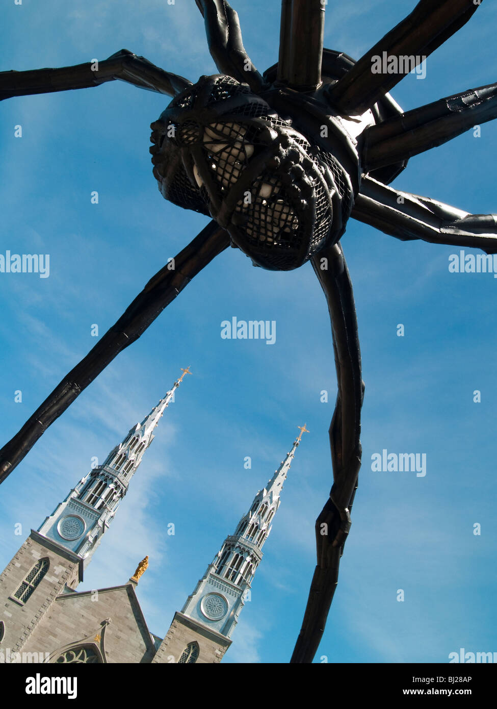 La basilique-cathédrale Notre Dame et Maman la sculpture à Ottawa (Ontario) Canada Banque D'Images