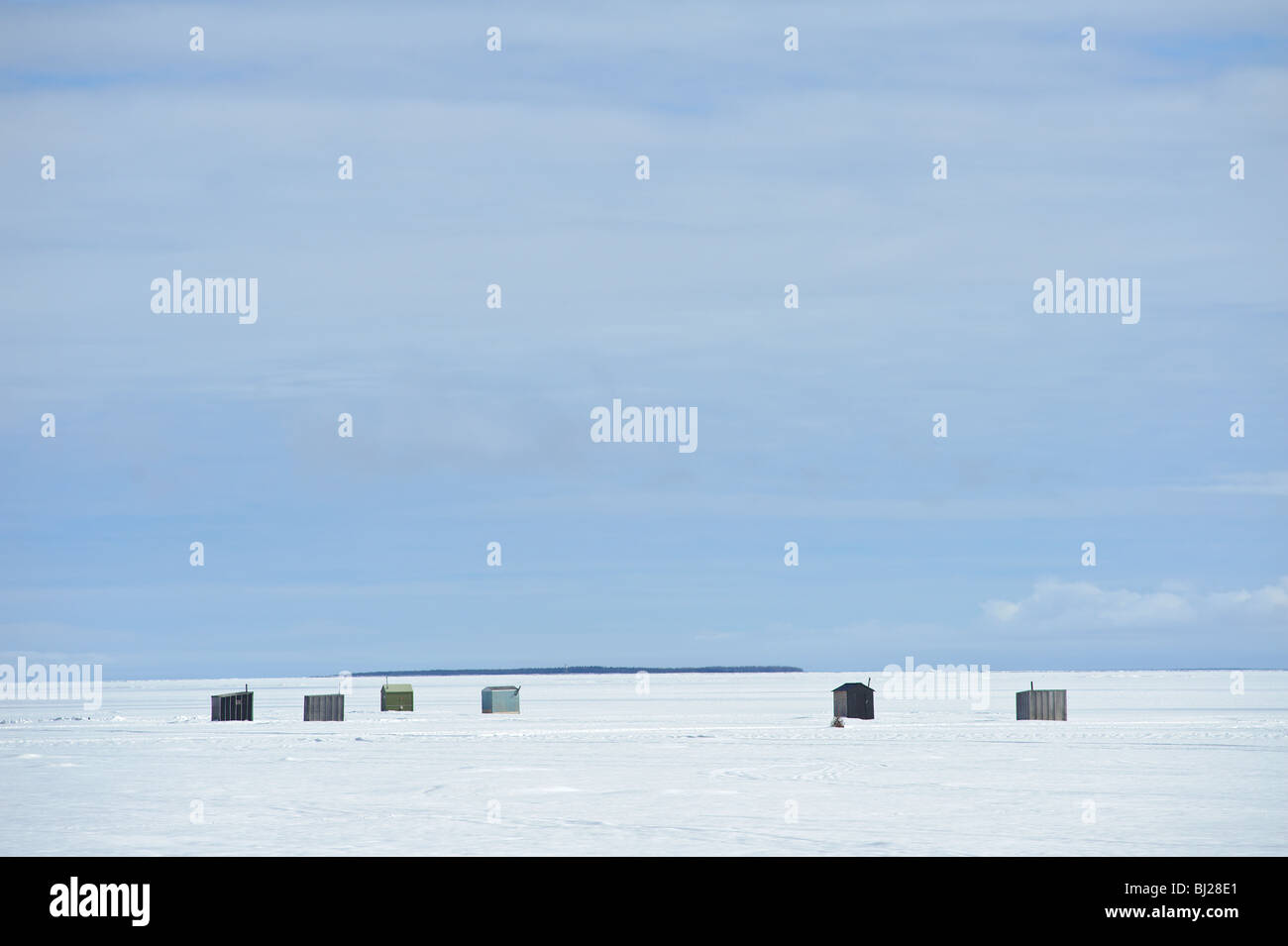 Des huttes ou des cabanes de pêche sur glace sur la baie des Chaleurs près de Caraquet, Nouveau-Brunswick, Canada Banque D'Images