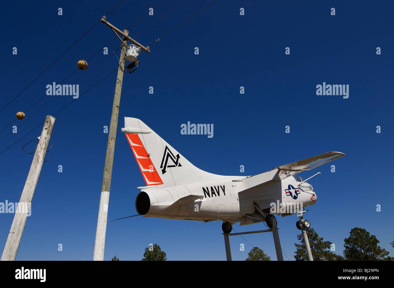 Airpark avec US Navy A7 Corsair II avion de chasse à réaction monté sur panneau en regard de la piste en Floride Banque D'Images