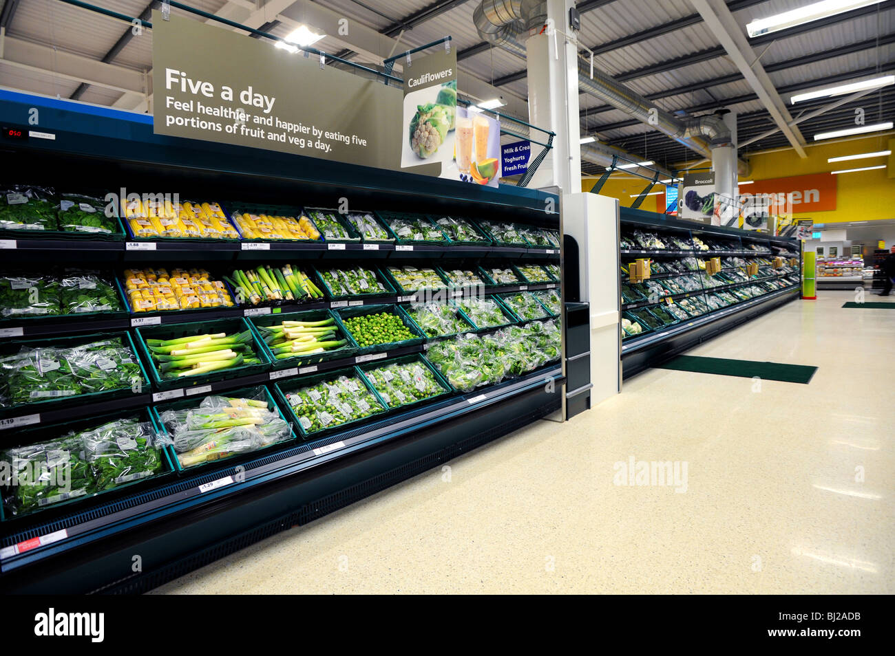 Etagères stacked plein de légumes en vente sur Tesco Banque D'Images