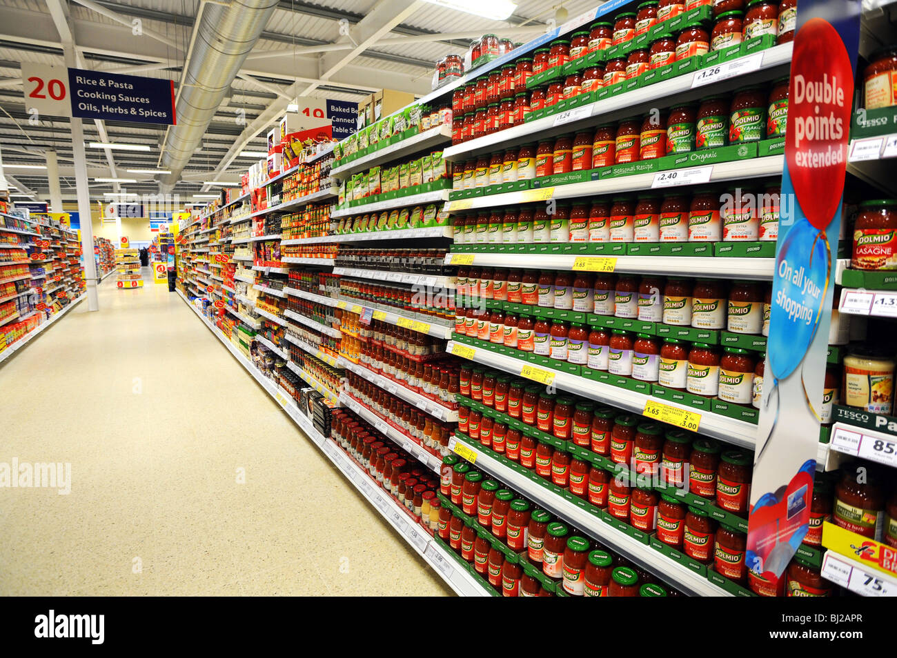 Des étagères pleines de sauces de cuisson pâtes vente Tesco Banque D'Images