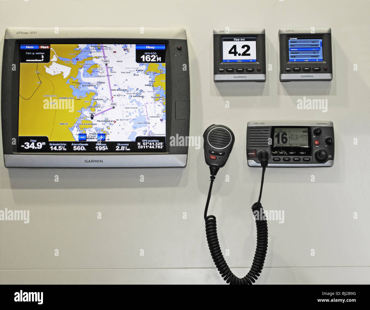La navigation maritime simple instrument composé de l'écran GPS avec l'ajout d'un système de Garmin GMI et radio VHF. Banque D'Images
