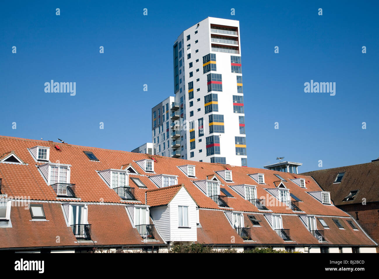 Appartement de grande hauteur et les toits de bâtiments bas Ipswcih moderne station d'Angleterre Suffolk réaménagement humide Banque D'Images