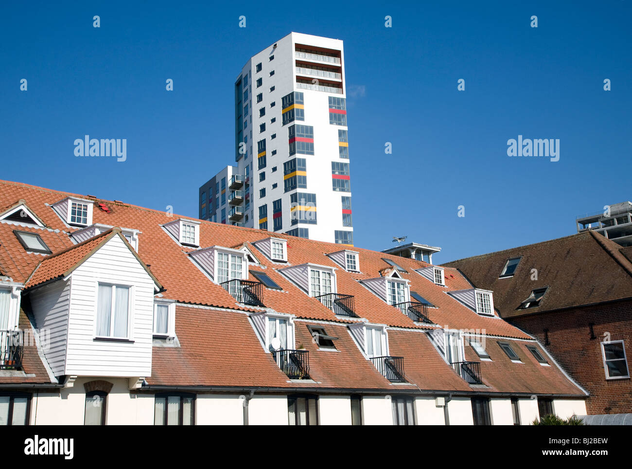 Appartement de grande hauteur et les toits de bâtiments bas moderne Ipswich Suffolk Angleterre réaménagement Dock humide Banque D'Images