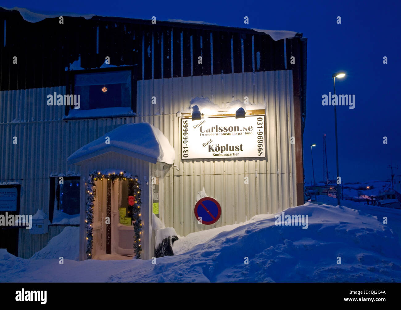 Peu de campagne suédoise shop in snowy winter Night. Banque D'Images
