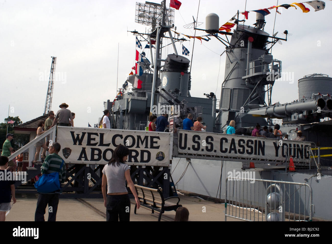 USS Cassin Young à Charlestown Navy Yard lors du festival des grands voiliers. Une longue file de personnes attendent d'embarquer dans la Marine de la DEUXIÈME GUERRE MONDIALE. Banque D'Images