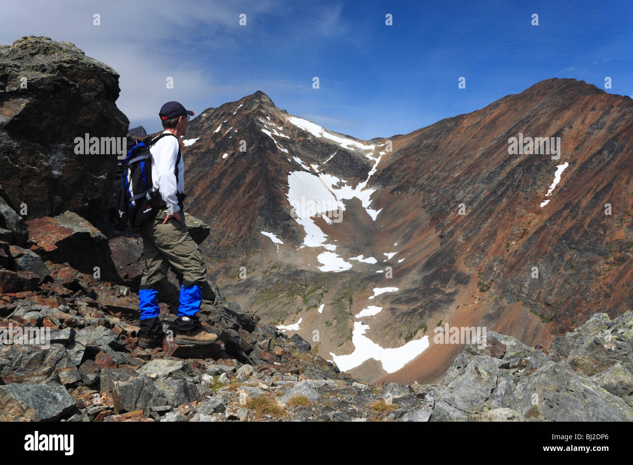 Randonneur dans Rocky Mountain alpine, la baie d'Hudson, Smithers, Colombie-Britannique Banque D'Images