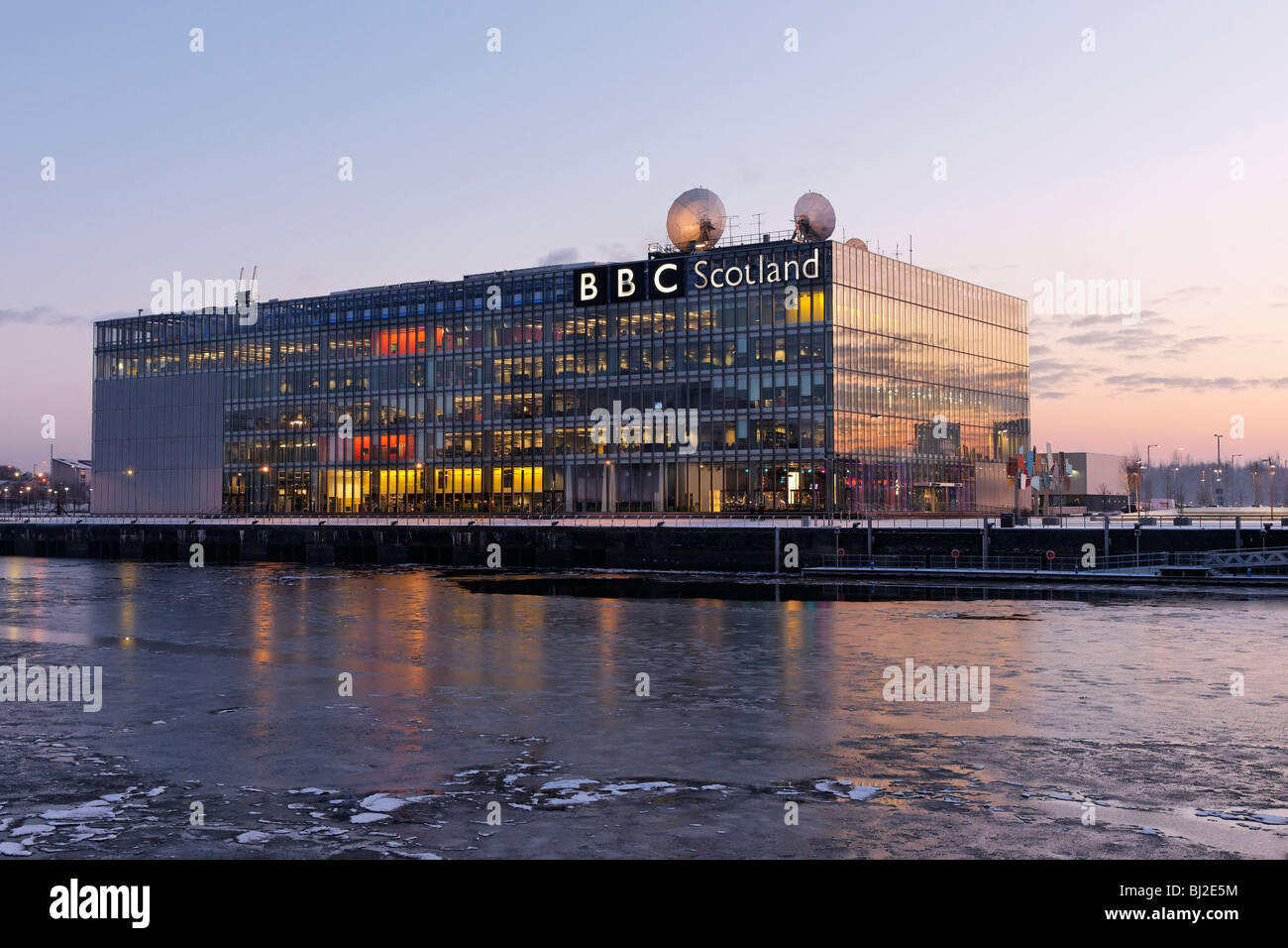La BBC Scotland siège le Pacific Quay et la rivière gelée, Clyde Glasgow, Écosse, Royaume-Uni Banque D'Images