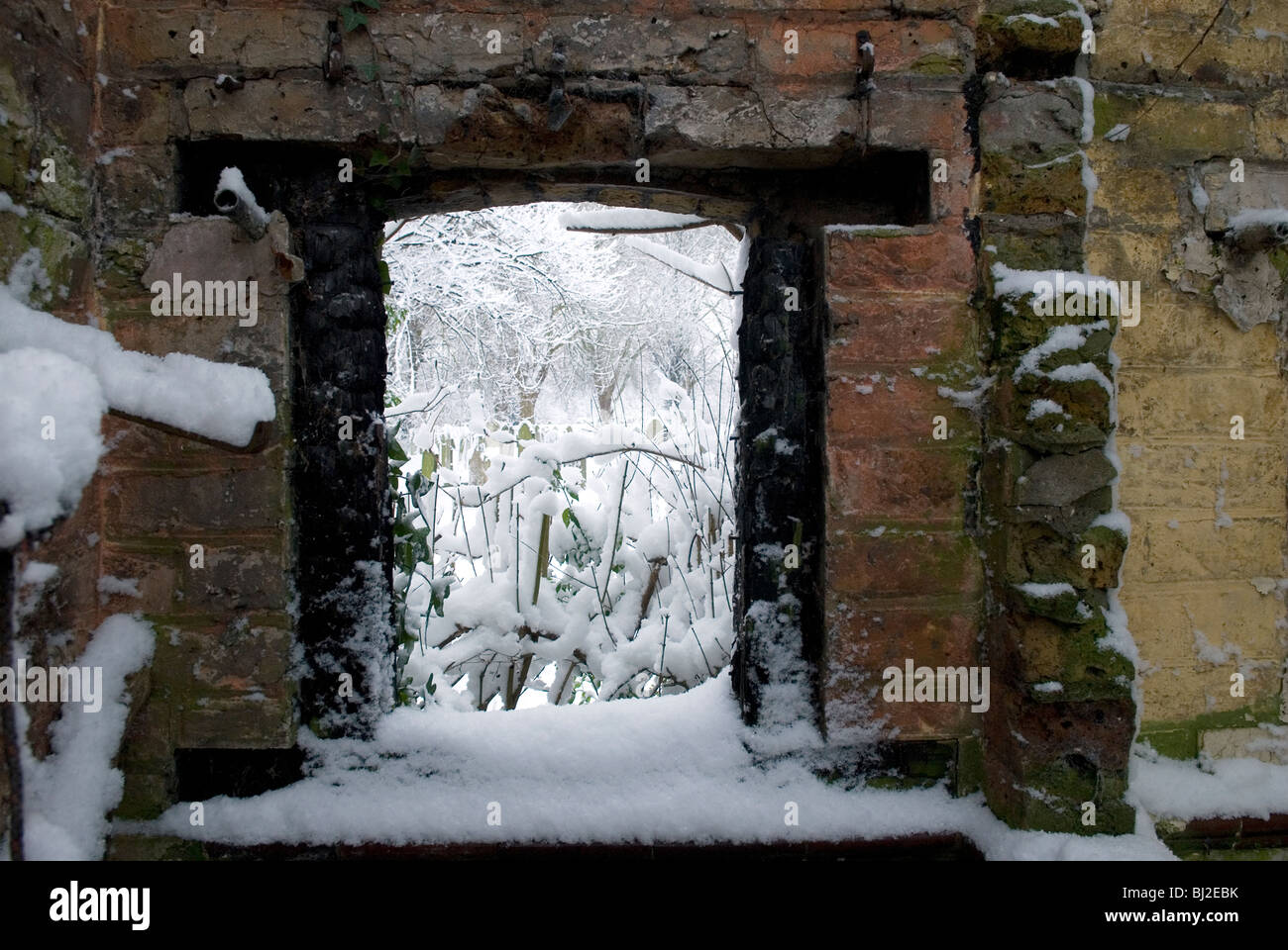 Paysage de neige à travers la fenêtre de maison abandonnée Banque D'Images