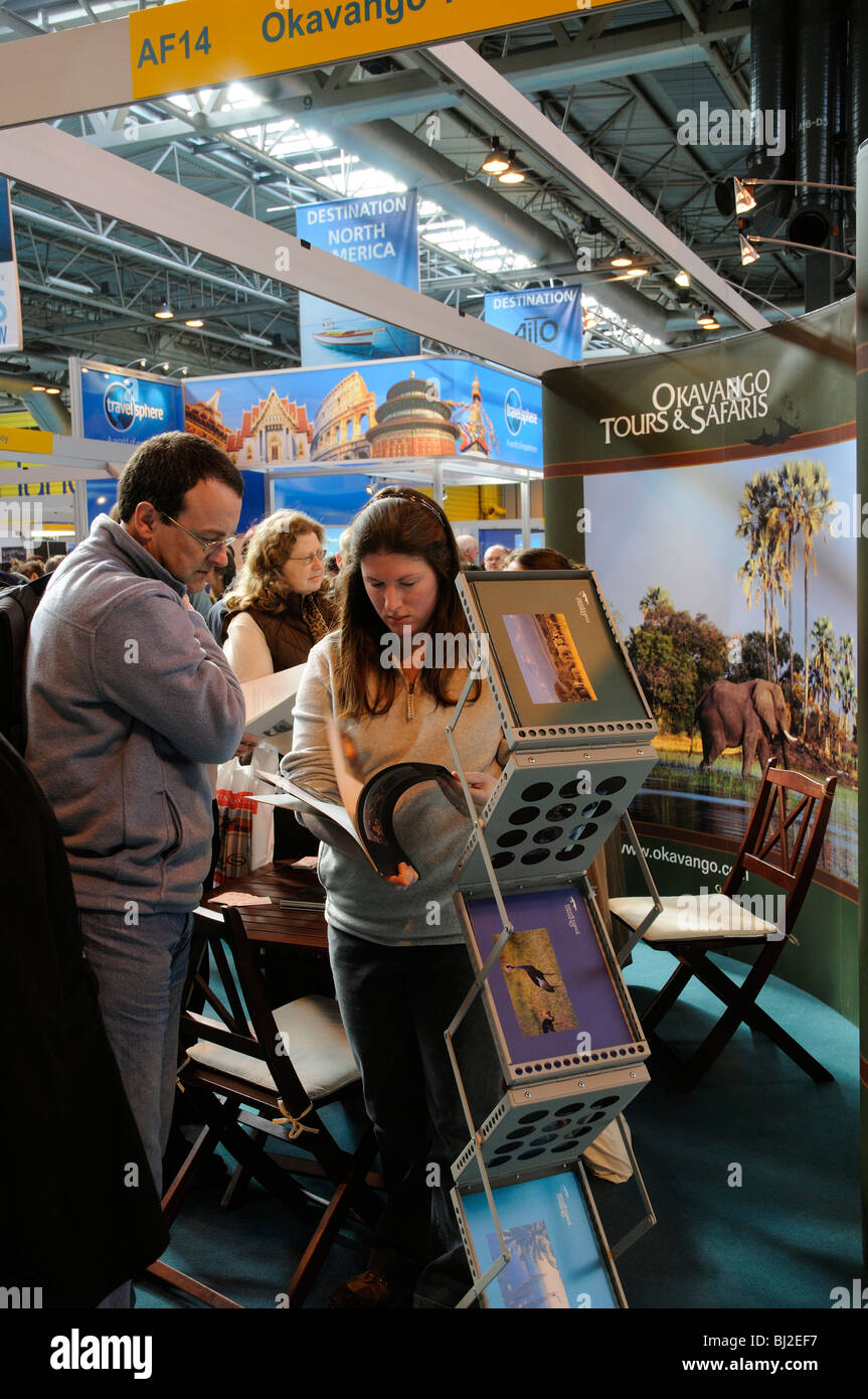 Les clients choisissant les destinations vacances à la Maison de Vacances & Voyages à NEC Birmingham England Banque D'Images