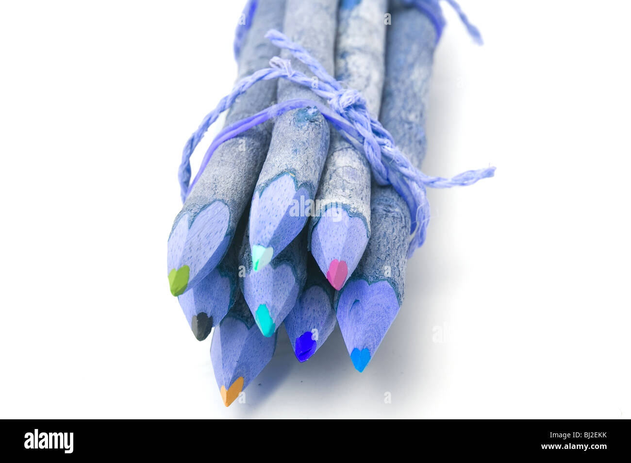 Crayons de couleur, fait de bois, regroupés, close-up avec une teinte bleu Banque D'Images