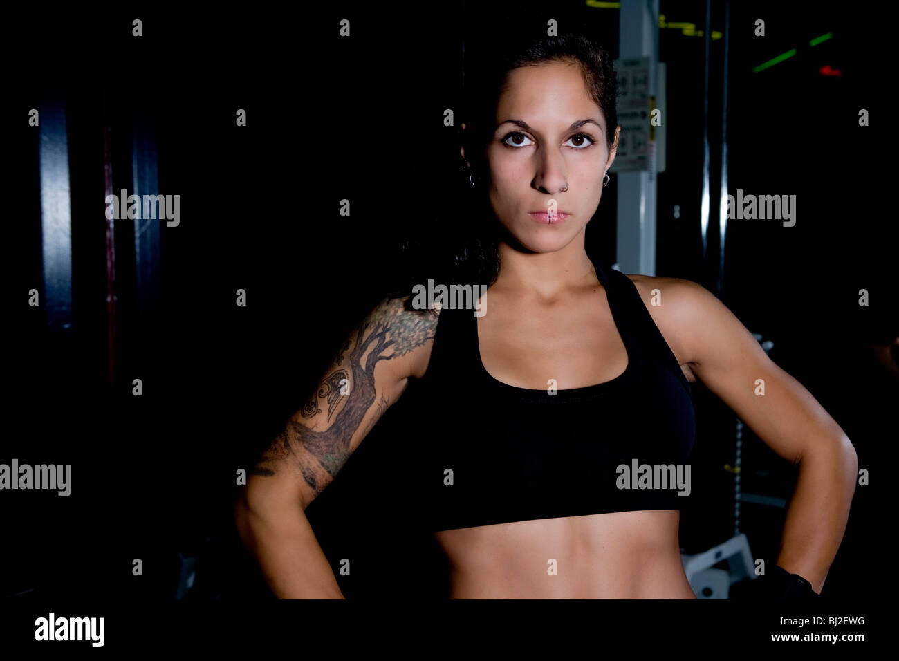 Femme fitness exercise exercice dans une salle de sport Banque D'Images