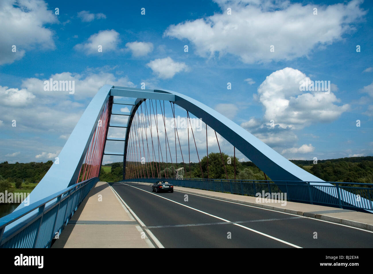 Nouveau pont sur la rivière Main près de Sulzbach / Niedernberg, Bavière, Allemagne Banque D'Images