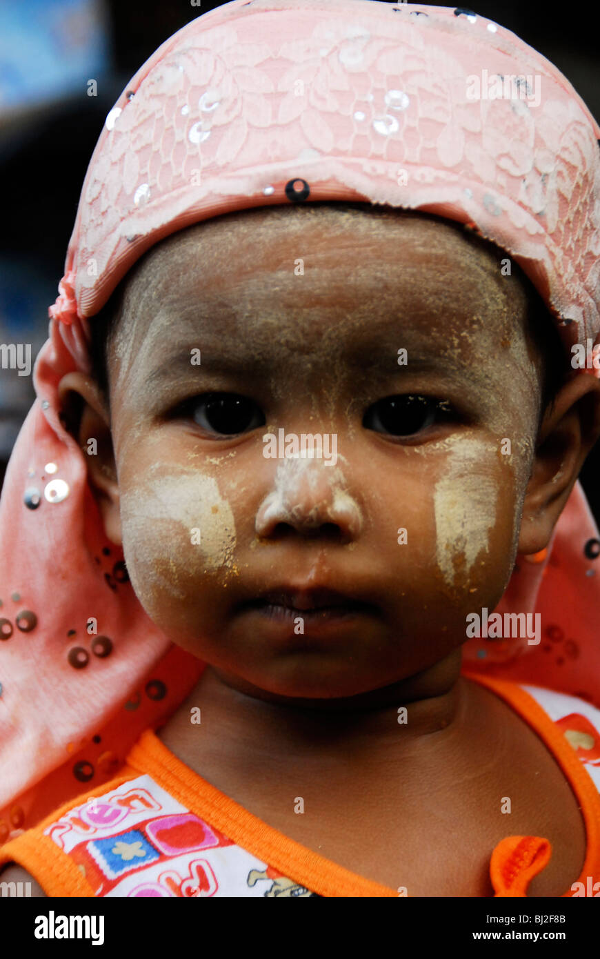 Un enfant Karen (un groupe ethnique en Birmanie et en Thaïlande) avec Thanaka sur son visage , umpium, camp de réfugiés en Thaïlande du nord Banque D'Images