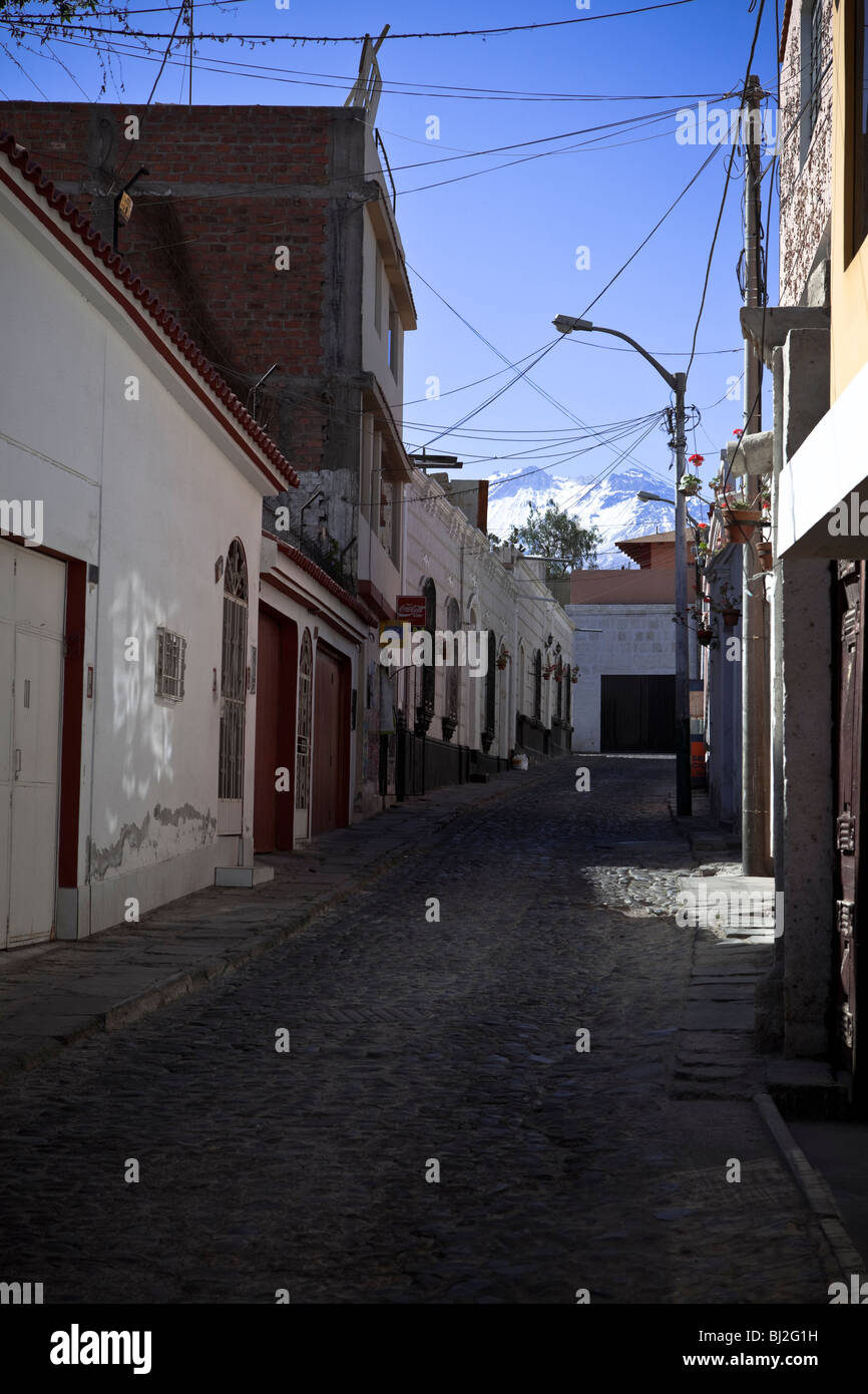 Vue sur une rue d'Arequipa, la Ville Blanche, les Andes, le Pérou, Amérique du Sud. Banque D'Images