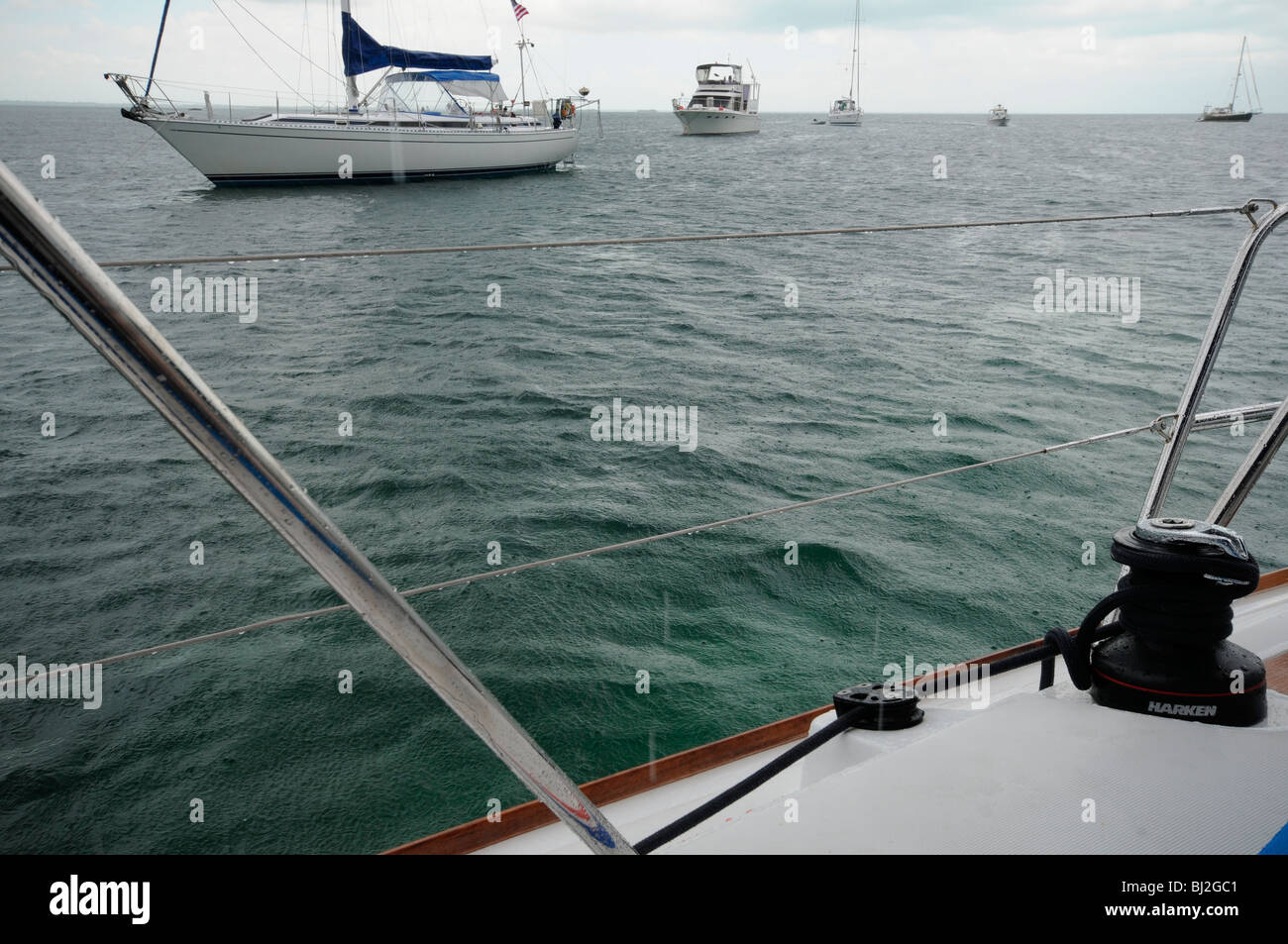 Amarré pour la nuit sur un yacht dans les Bahamas à proximité d'autres bateaux dans une douche de pluie avant la grande tempête durant la nuit. Banque D'Images