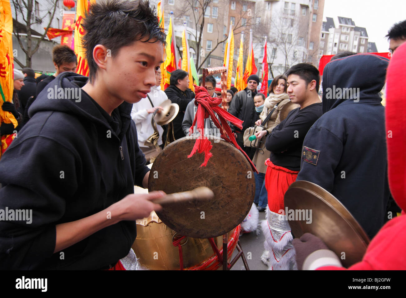 Un musicien à la parade du Nouvel An chinois dans les rues de Paris, France Banque D'Images