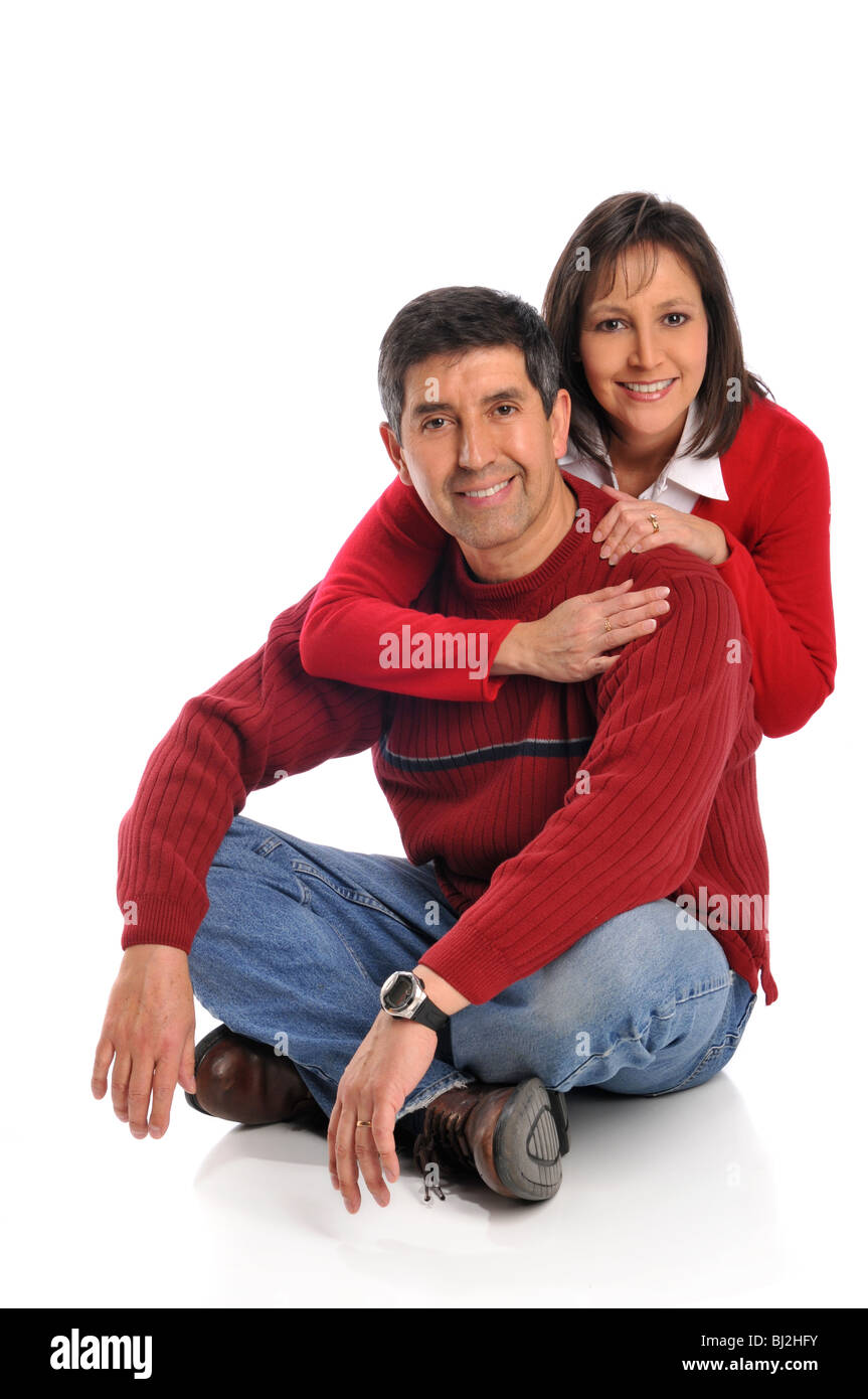 L'âge moyen couple smiling isolé sur fond blanc Banque D'Images