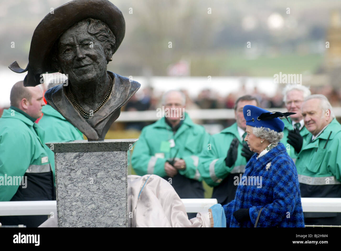 La Reine et la reine mère STATUE Cheltenham Festival 2003 12 mars 2003 L'hippodrome de Cheltenham CHELTENHAM Banque D'Images