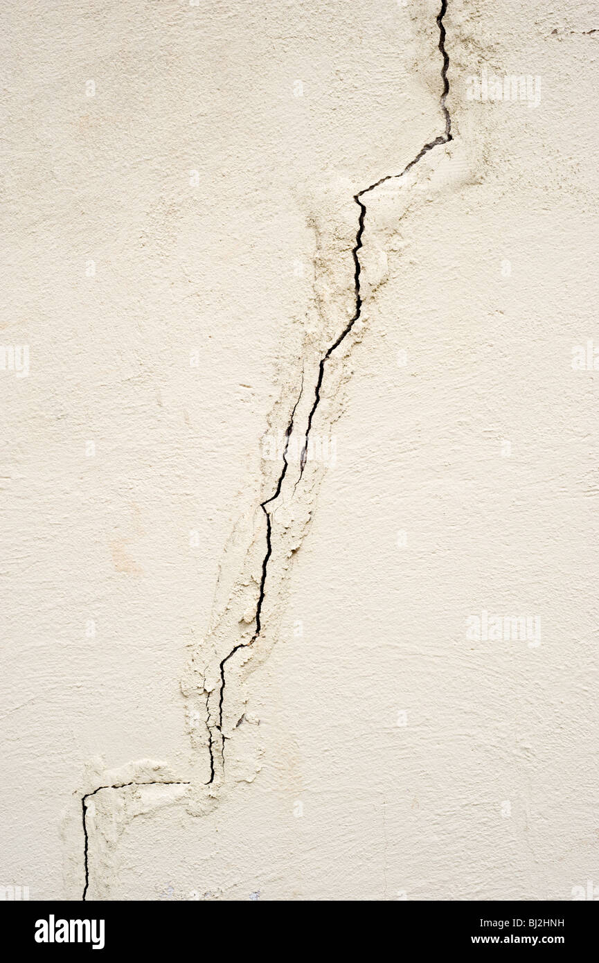 Zig-zag une fissure apparaît dans un vieux bâtiment d'adobe dans Billy the Kid's wild west Ville de Lincoln, au Nouveau-Mexique. Banque D'Images