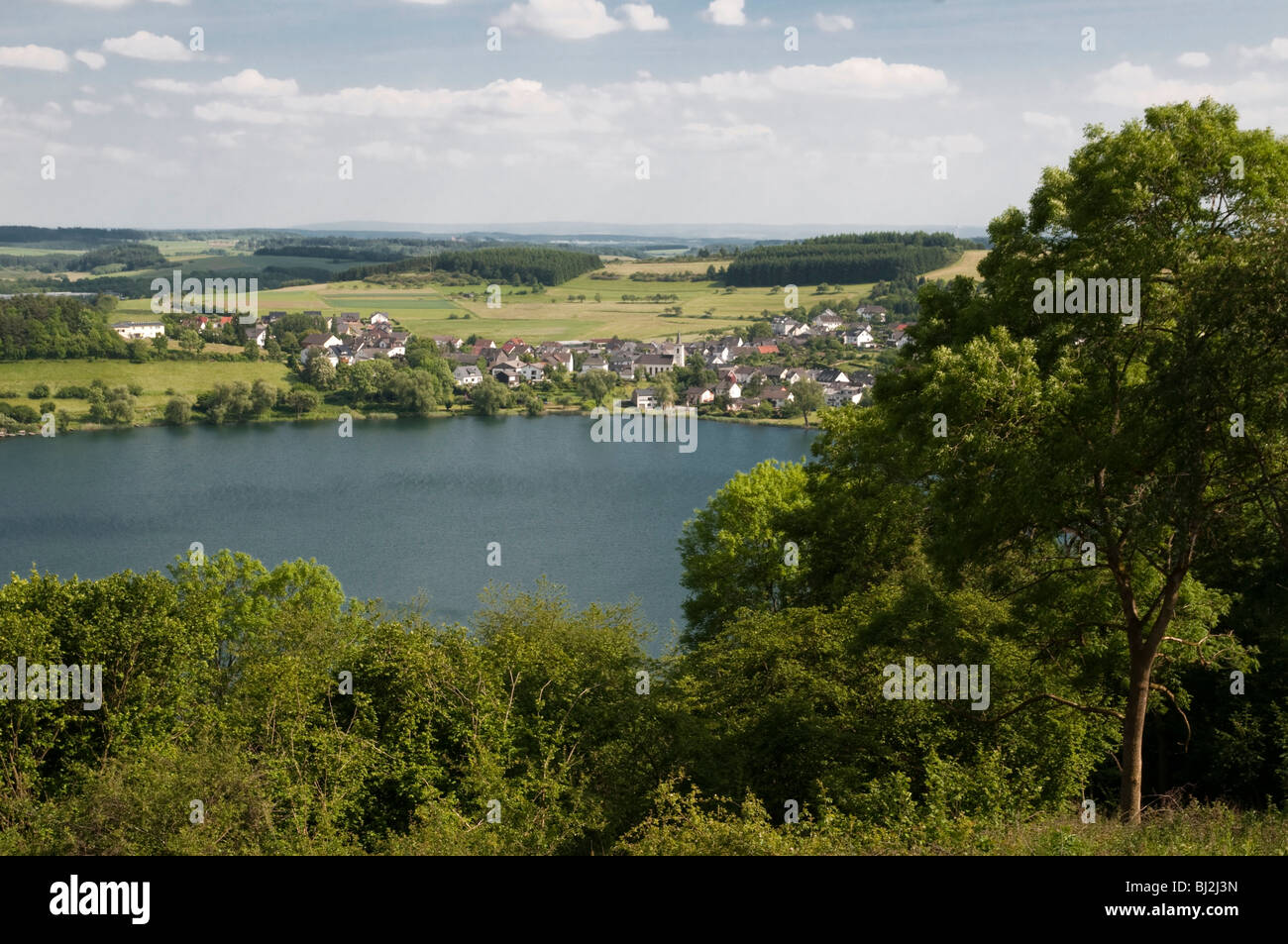 Vue sur le lac Schalkenmehrener Maar, Eifel, Rhénanie-Palatinat, Allemagne Banque D'Images