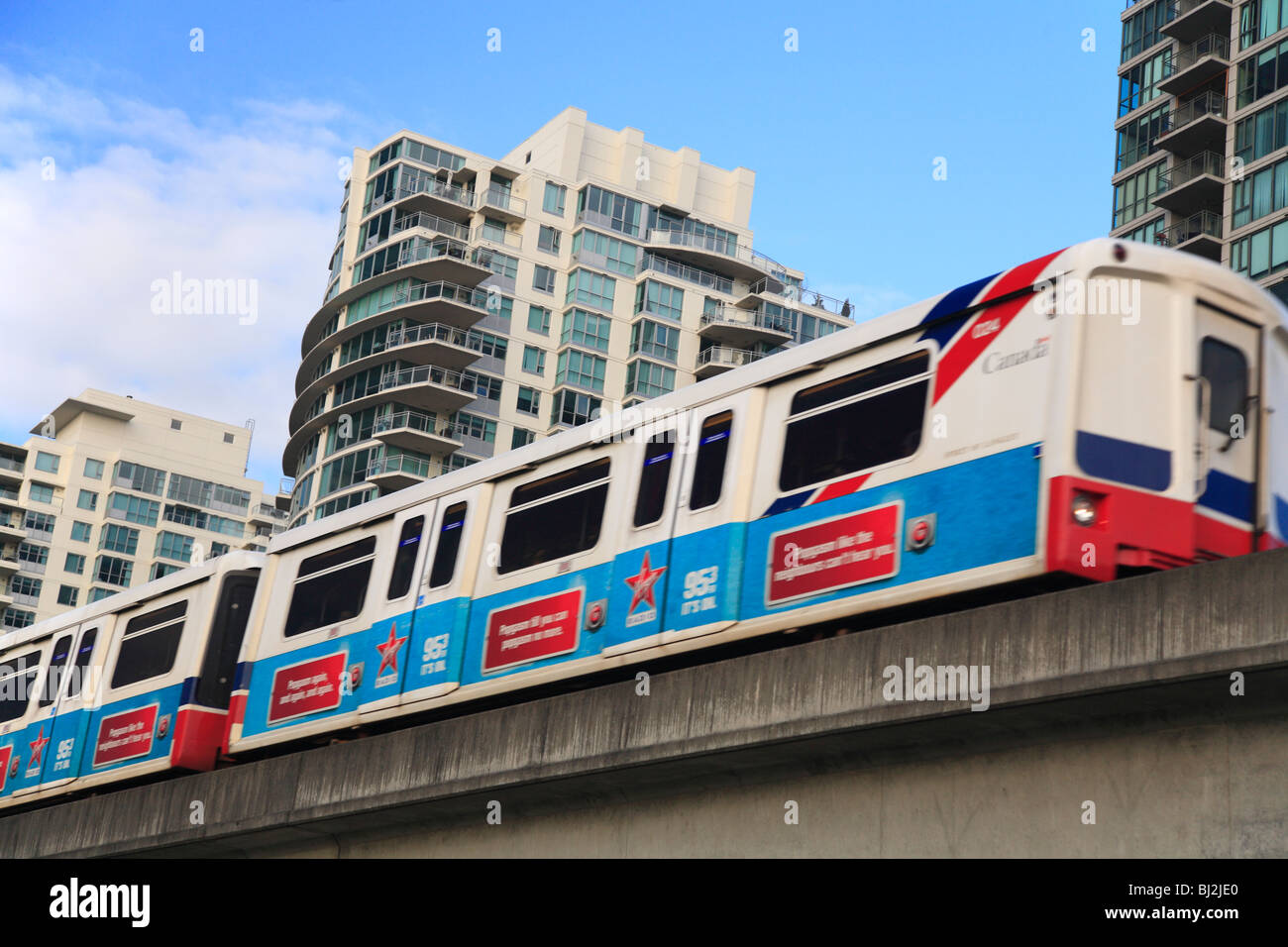 Léger et rapide Skytrain avec hi prends en arrière-plan, Vancouver, Colombie-Britannique Banque D'Images