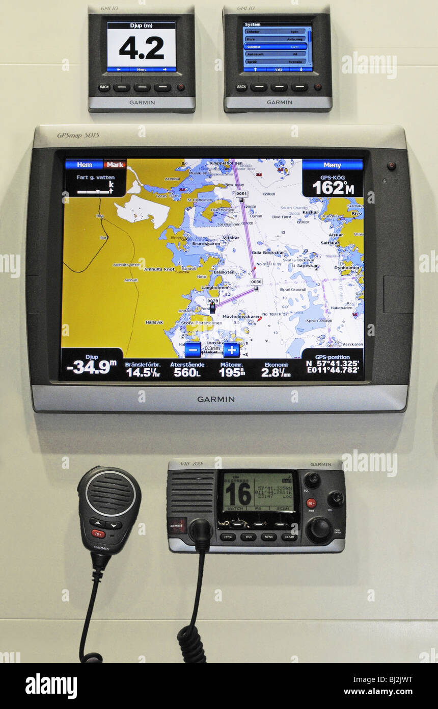 La navigation maritime simple instrument composé de l'écran GPS avec l'ajout d'un système de Garmin GMI et radio VHF. Banque D'Images