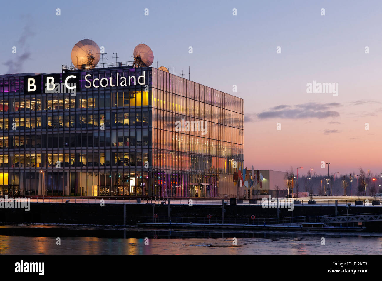 La BBC Scotland siège le Pacific Quay et la rivière gelée, Clyde Glasgow, Écosse, Royaume-Uni Banque D'Images
