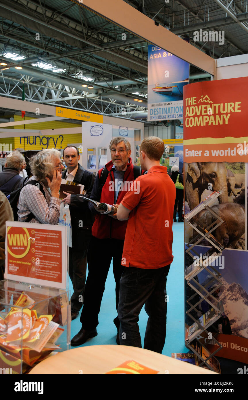 Les visiteurs de la sélection à la maison de vacances Destinations & Travel Show à NEC Birmingham England vacances d'Aventure Banque D'Images