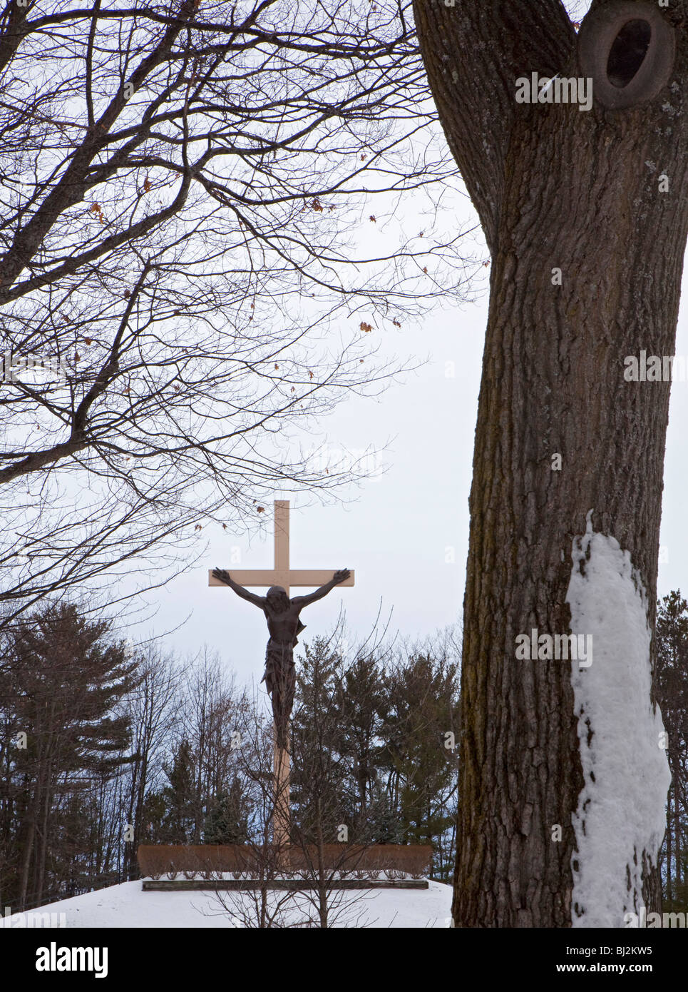 Indian River, Michigan - Le Sanctuaire National de la croix dans les bois, signalé comme étant le plus grand crucifix. Banque D'Images