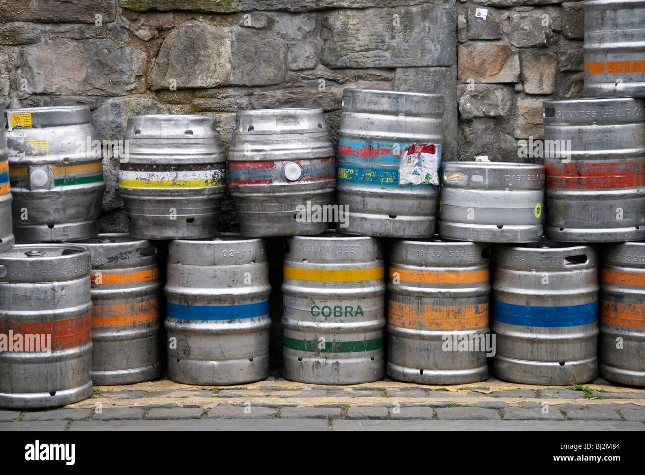 Les fûts de bière empilés contre un mur de brique en pierre du nord sur la rue Thistle Lane, Edinburgh Banque D'Images