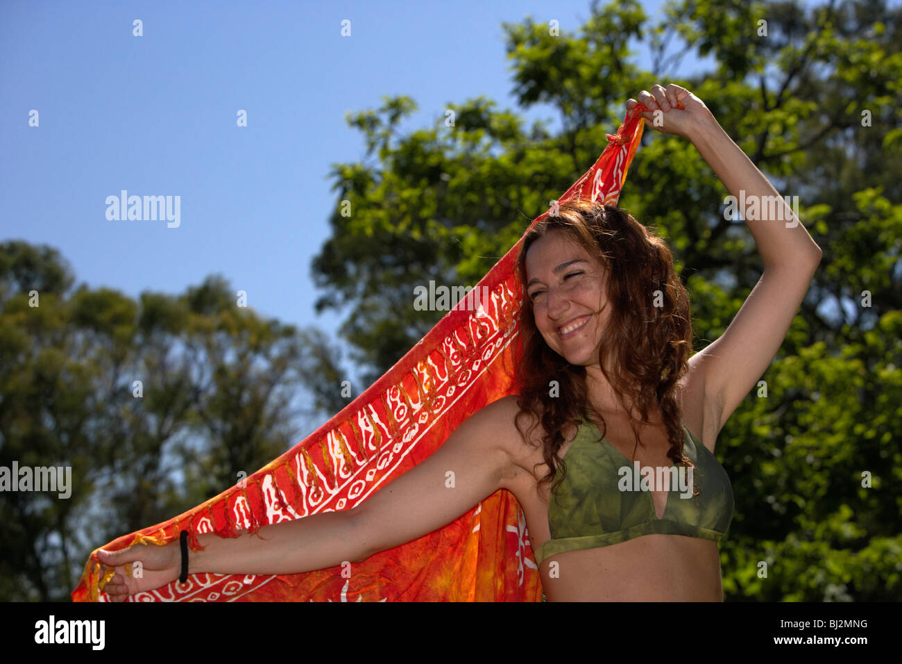 Jeune femme latine hispanique rire jeter un châle autour de ses épaules dans le parc de Buenos Aires Argentine Banque D'Images