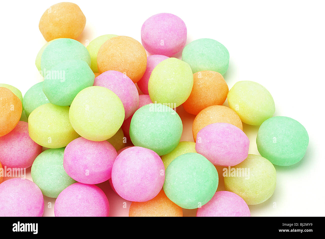Boules de naphtaline fumigant colorées isolé sur fond blanc Photo Stock -  Alamy