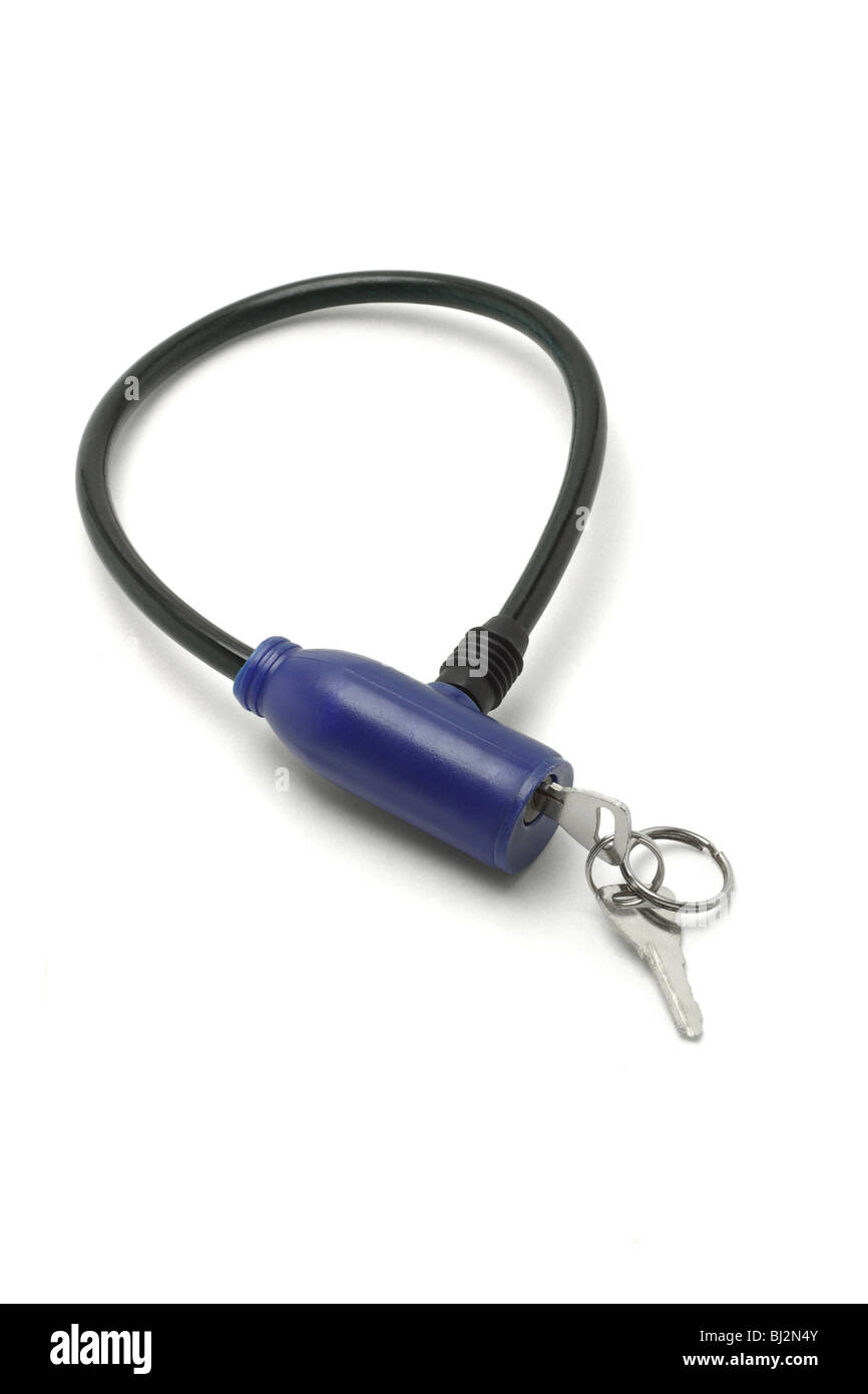 Vélo de verrouillage avec câble noir et les touches sur fond blanc Banque D'Images