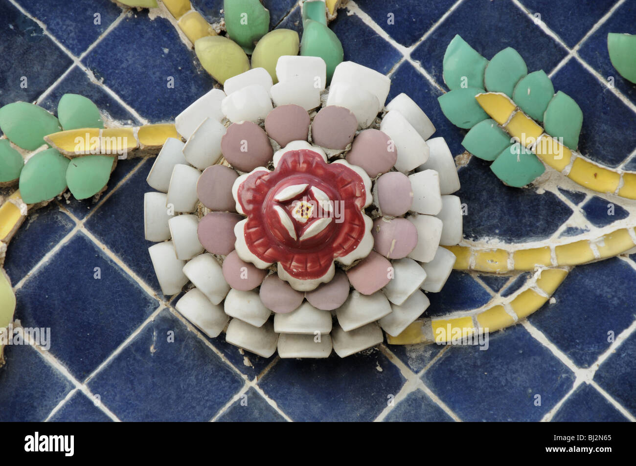 Une fleur de lotus sur un temple à Bangkok. La fleur est composée de petits morceaux de Chine. Banque D'Images