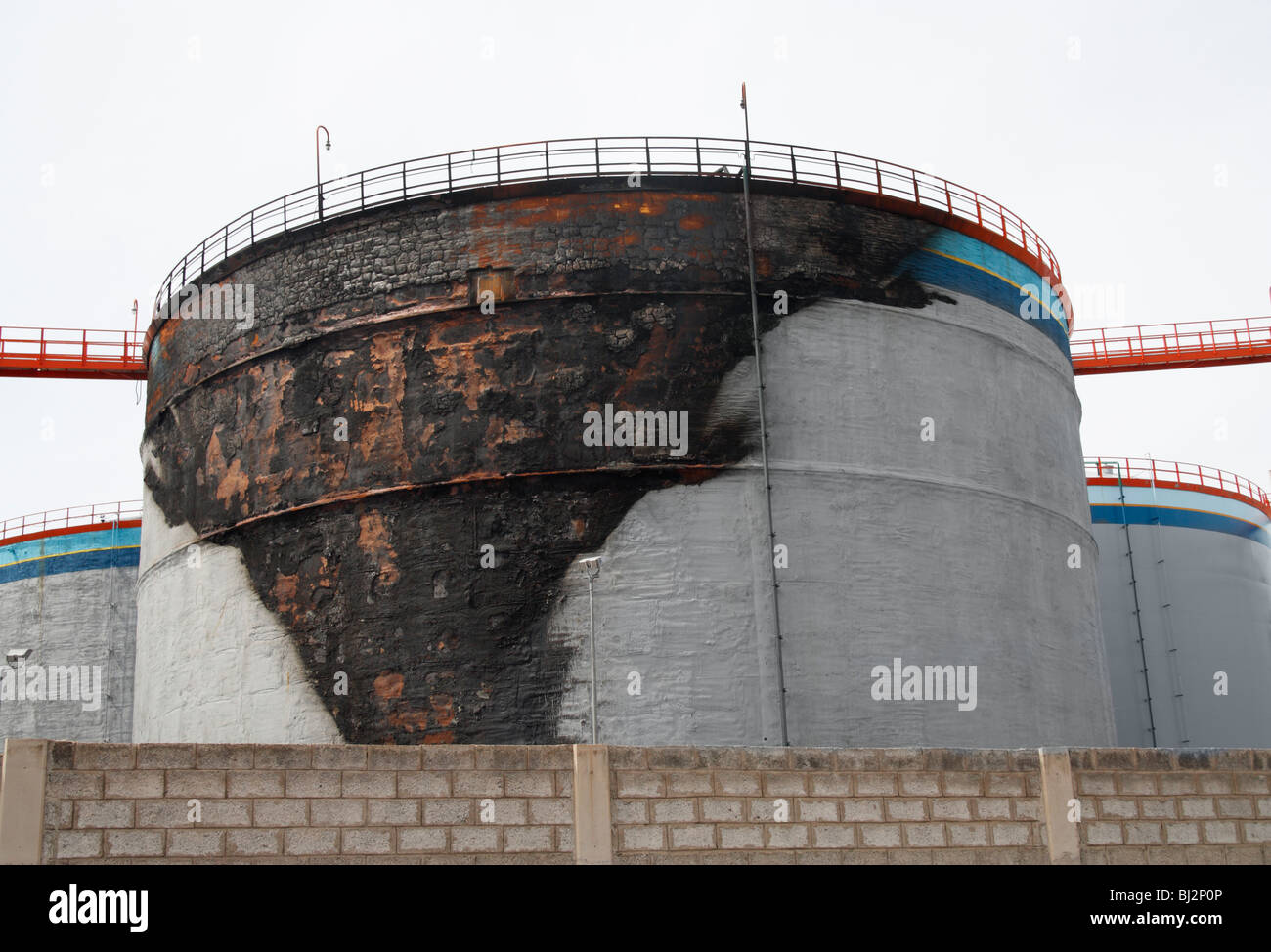 Réservoir de stockage de carburant endommagé d'incendie où l'un des ouvriers a perdu la vie Banque D'Images