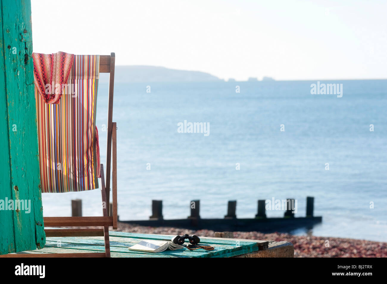 Une chaise vide par beach Banque D'Images