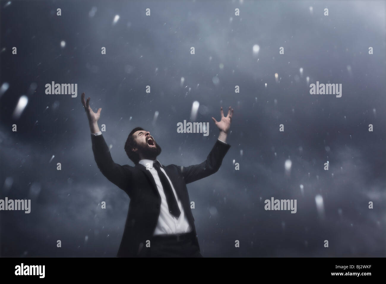 Homme sous la pluie Banque D'Images