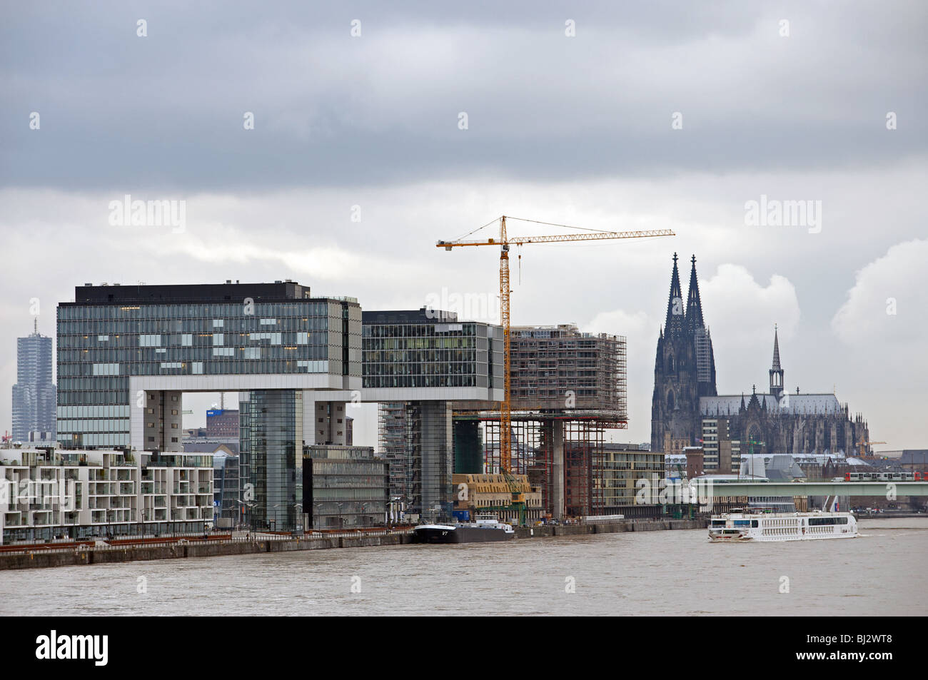 Construction de maisons kranhaus ou 'Crane', Rheinauhafen, Cologne, Allemagne. Banque D'Images