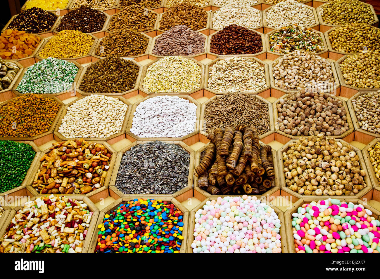 Les écrous d'arabie,graines et fruits secs sur l'affichage dans une boutique dans le souk aux épices de Deira, DUBAÏ, ÉMIRATS ARABES UNIS Banque D'Images