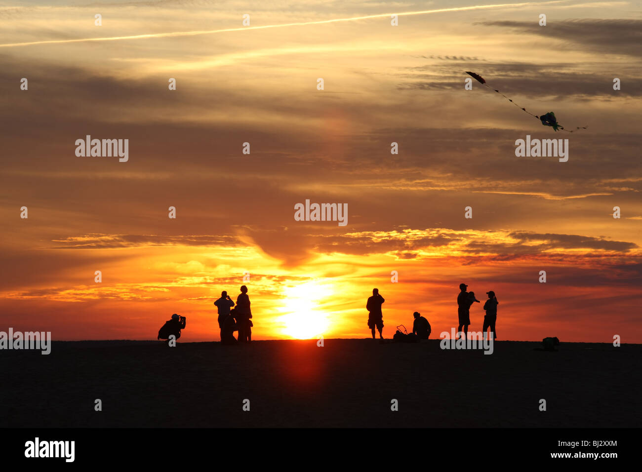 Les vacanciers apprécient une soirée de cerf-volant sur les dunes dans les Outer Banks, Caroline du Nord. Banque D'Images