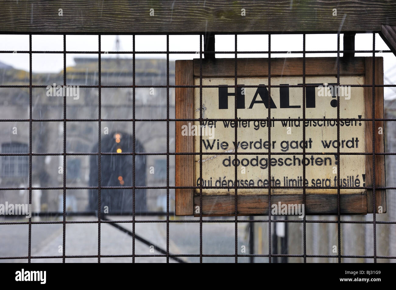 Panneau d'avertissement à l'entrée du Fort Breendonk en hiver, une seconde guerre mondiale deux camp de concentration près de Anvers, Belgique Banque D'Images