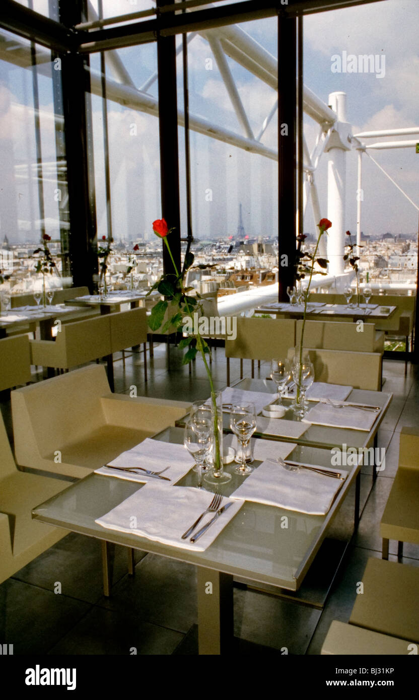 Paris, France, restaurant français George à l'intérieur du musée d'art moderne Centre Pompidou, tables habillées, salle à manger vide, Beaubourg, intérieur français moderne, café still life Banque D'Images