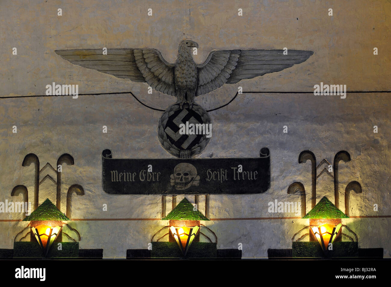 L'allemand de l'aigle et croix gammée des nazis / Gestapo au Fort Breendonk, Seconde Guerre mondiale, deux camps de concentration en Belgique Banque D'Images