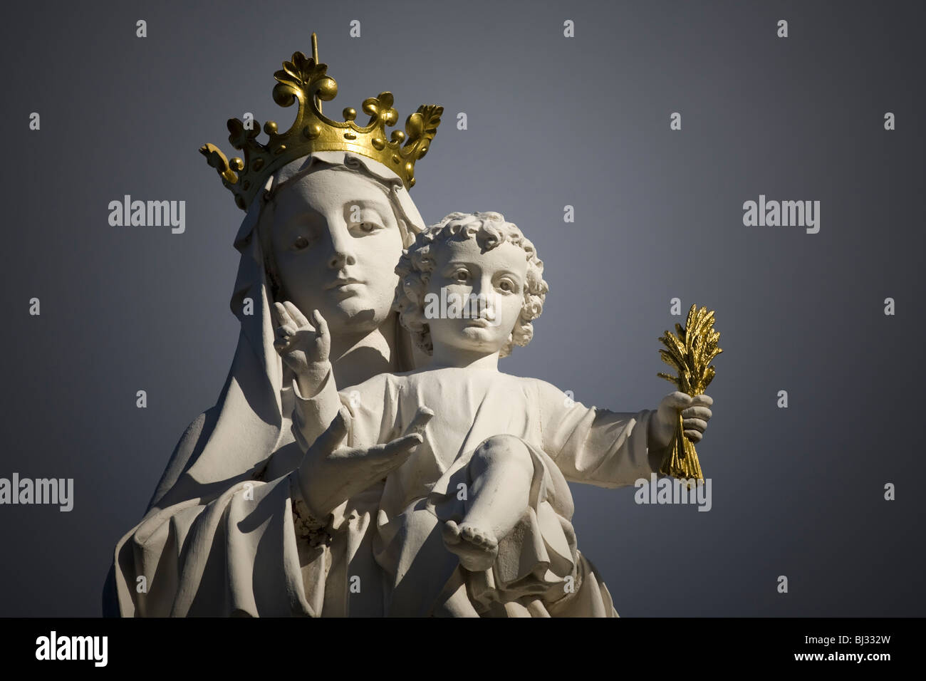 La Vierge Marie portant l'enfant Jésus dans ses bras (Usson - Puy de Dôme - France). Vierge portant l'enfant Jésus (France). Banque D'Images