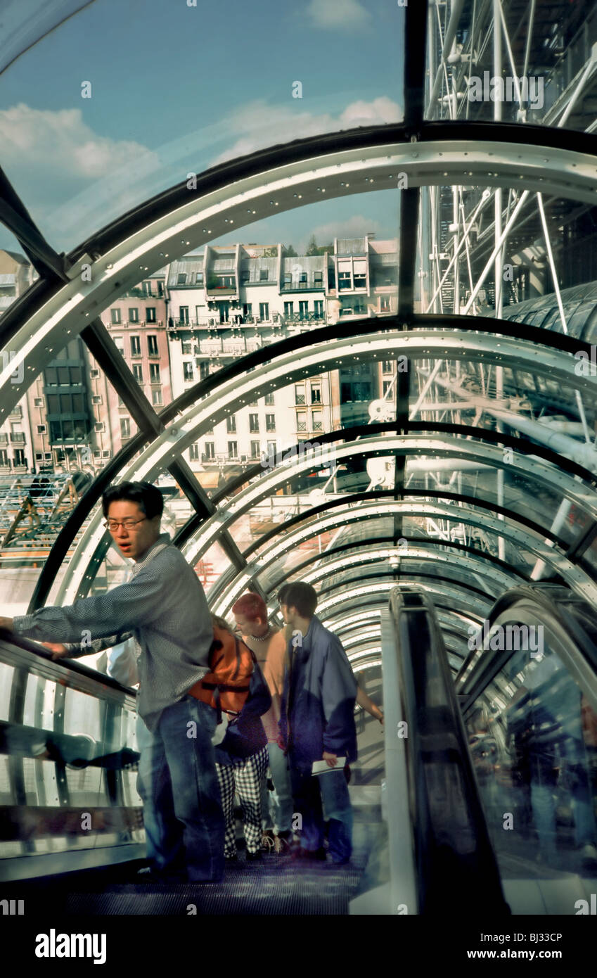 Paris, France- petite foule de gens escaladant l'Escalator à l'intérieur du Centre George Pompidou, Art moderne le centre pompidou, musée pour adolescents, le centre pompidou animé Banque D'Images